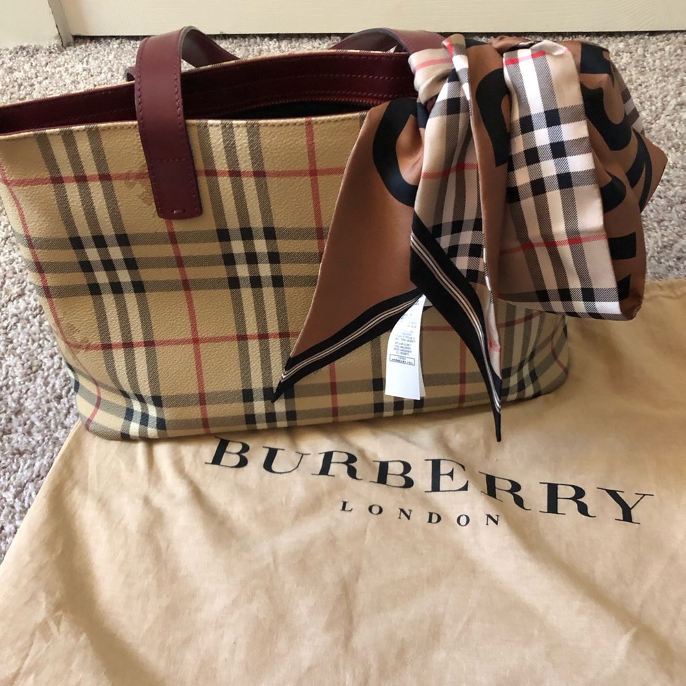 💯🔥Authentic Burberry handbag, Authentic Burberry purse tye & dustbag